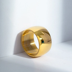 Détail d'une bague dorée de 12 mm avec polissage miroir et intérieur en métal brossé