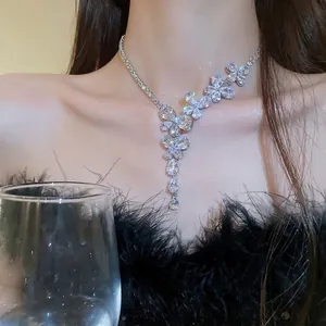 Parure collana e orecchini in argento con farfalle in zircone e nappine eleganti