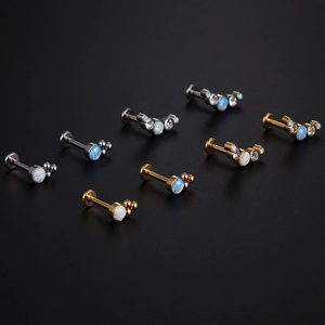 Detailansicht der 16G Titan-Lippenstecker und Knorpel-Ohrringe mit Opal- und Zirkon-Steinen