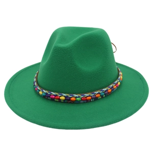 Détail du ruban ethnique perlé coloré sur chapeau fedora vert foncé en laine
