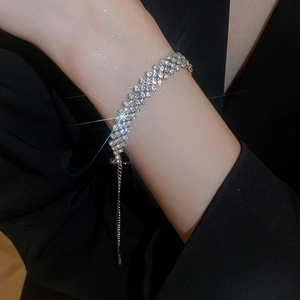 Gros plan d'un bracelet en argent ajustable avec plusieurs rangées de diamants brillants