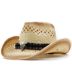 Chapeau de cowboy en paille style western avec large bord et ornement tête de taureau