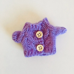 Detailansicht eines lila Zopfstrickpullovers für Puppen mit kleinen dekorativen Holzknöpfen