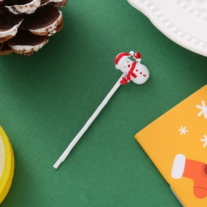Vue détaillée d'une barrette bonhomme de neige de Noël sur fond vert festif et élégant