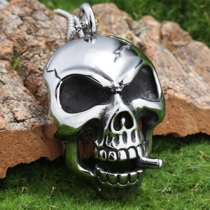 Pendentif crâne punk vintage avec cigarette en acier inoxydable argenté sur écorce