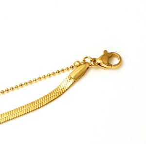 Details der 18k vergoldeten doppellagigen Fußkette mit Schlangen- und Perlenkette
