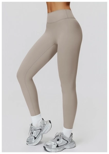 Gros plan sur un legging de yoga taupe à taille haute avec coutures ergonomiques
