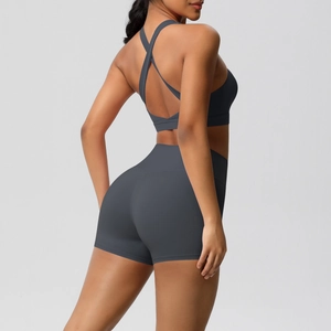 Detailansicht des kohlegrauen Yoga-Sets mit gekreuztem Sport-BH und High-Waist-Shorts