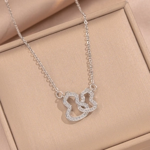 Collier en acier titane avec pendentif double gourde et zircons blancs étincelants
