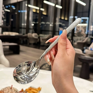 Cuillère ronde en acier inoxydable poli avec manche à texture martelée élégante