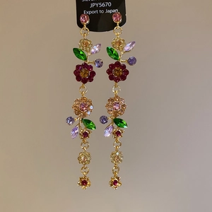 Makro-Detail bunter Kristall-Blumen-Blatt-Quasten-Ohrringe mit Vergoldung