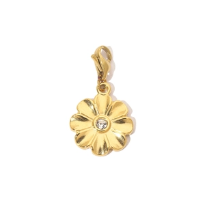 Nahaufnahme eines goldenen Blumenanhängers mit glitzerndem Stein und Karabinerverschluss