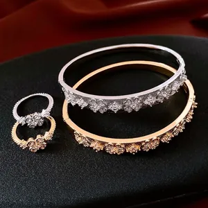 Ensemble bague et bracelet fleur plaqué or 18K de luxe avec trèfle plissé et zircone