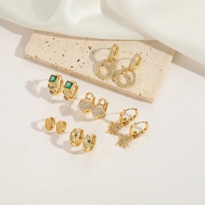 Set di orecchini a lobo dorati minimalisti con design a cuore e pietre di zircone