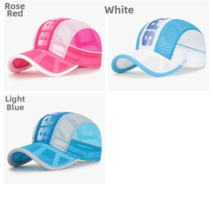 Detailansicht atmungsaktiver Mesh-Kinder-Basecaps in Rosarot, Blau und Weiß kombiniert