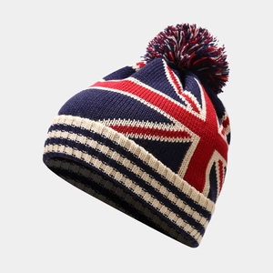 Dettaglio del motivo Union Jack sul berretto in maglia blu scuro con pompon colorato
