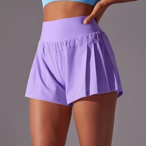 Détail du short de sport violet plissé à taille haute avec des couches de mesh