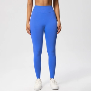 Detailansicht der hellblauen nahtlosen Yoga-Leggings mit hoher Taille an einem Model
