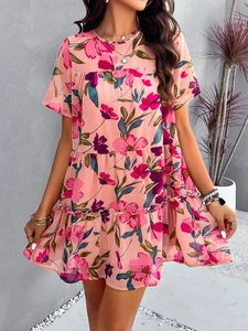 Dettaglio vestito floreale rosa con orlo a balze multistrato e design a maniche corte