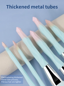Detail of thickened chrome plating tube and gradient diamond-cut makeup brush handle