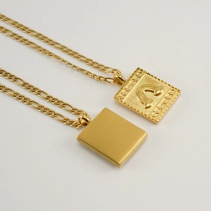 Collana Figaro a due strati in acciaio al titanio placcato oro 18K con due ciondoli