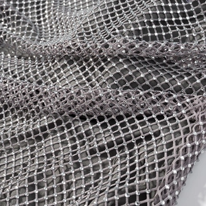 Détail de strass scintillants sur tissu en maille grise pour robe bustier sexy