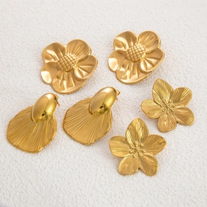 Vintage Stainless Steel Flower Stud Earrings For Women 18K Gold Plated Niche Design Textured Geometric Shell Earrings Jewelry Gift