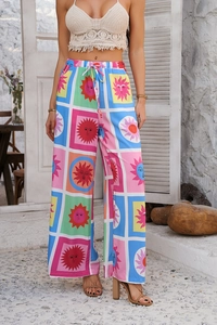 Détail d'un pantalon large bohème avec imprimé soleil coloré et taille à cordon