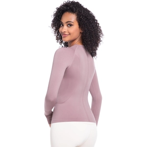 Dettaglio top sportivo a maniche lunghe senza cuciture color malva in tessuto elastico
