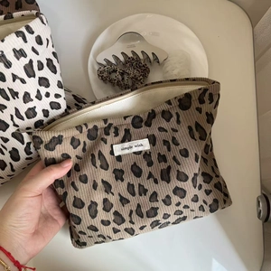 Détail de la trousse de maquillage en velours côtelé léopard avec étiquette 'simple wish'