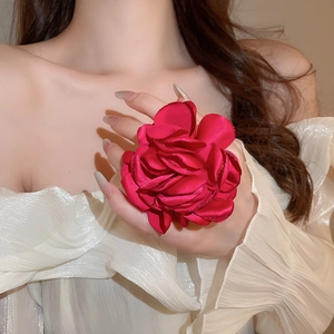 Detailansicht eines großen roten Stoffblumenrings mit Schichten aus Satinblättern