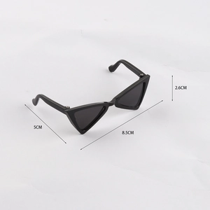 Detailed dimensions of triangular pet sunglasses with 8.5cm width for small cats and dogs