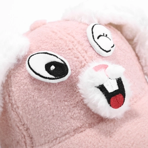 Nahaufnahme der rosa Lammfell-Hasenmütze mit niedlich bestickten Gesichtsdetails