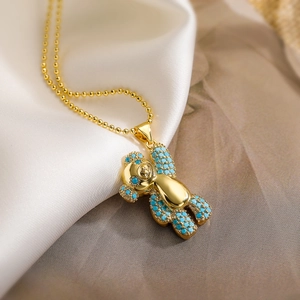 Vue macro du pendentif ours doré avec pierres turquoise sur soie blanche