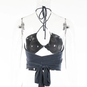 Détail du dos d'un haut dos nu gris foncé montrant le design avec nouage à la taille