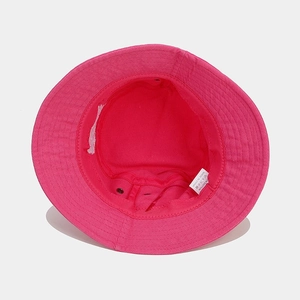 Détail de l'intérieur du bob en coton fuchsia avec bandeau anti-sueur et œillets d'aération