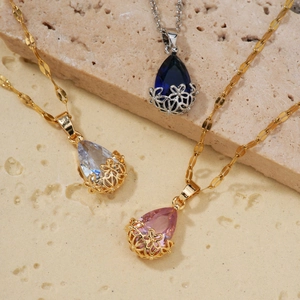 Parure de colliers gouttes en zircon avec pierres bleues claires et roses sur pierre
