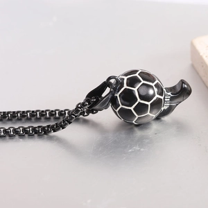 Collier avec pendentif ballon de football noir et blanc sur une chaîne en métal noir