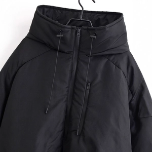 Veste d'hiver noire pour femme avec capuche à cordon et tissu coupe-vent