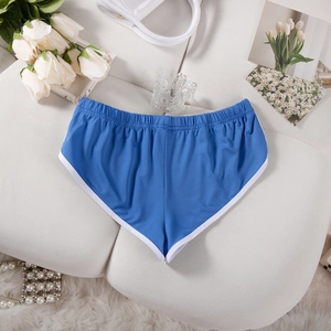Flachbild von blauen Sportshorts mit weißem Saum, Perlenkette und weißen Rosen Dekoration