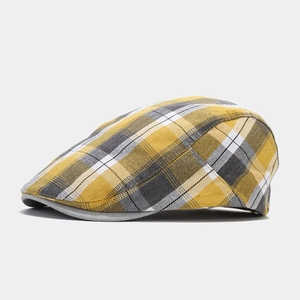 Vue latérale détaillée de la casquette plate à carreaux jaunes et texture tissée