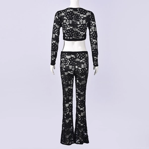 Détail d'un ensemble deux pièces en dentelle noire avec haut court et pantalon évasé