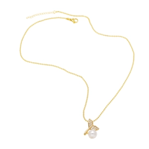 Collana con perla e coda di pesce dorata con zirconi su sfondo bianco