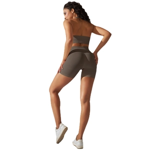 Set yoga due pezzi con reggiseno sportivo schiena scoperta e pantaloncini fitness marroni