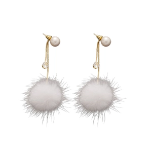 Elegante goldene Tropfenohrringe mit weißen Perlen, Kristallen und weichen Pelz-Pompons