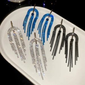 Boucles d'oreilles pampilles en cristal argenté, bleu et noir sur plateau bijoux