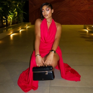 Elegantes rotes Maxikleid mit Neckholder, Wasserfallausschnitt und Beinschlitz für den Abend