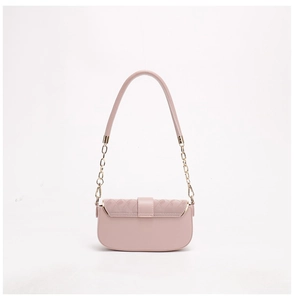 Vue détaillée du sac à épaule rose avec rabat matelassé et bandoulière en chaîne métallique.