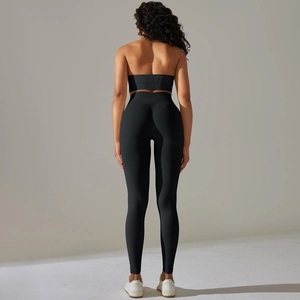 Rückansicht des schwarzen nahtlosen Ripp-Yoga-Sets mit Tube-Top und Leggings mit hohem Bund