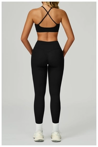 Détail de l'ensemble de yoga avec brassière croisée et legging noir à taille haute